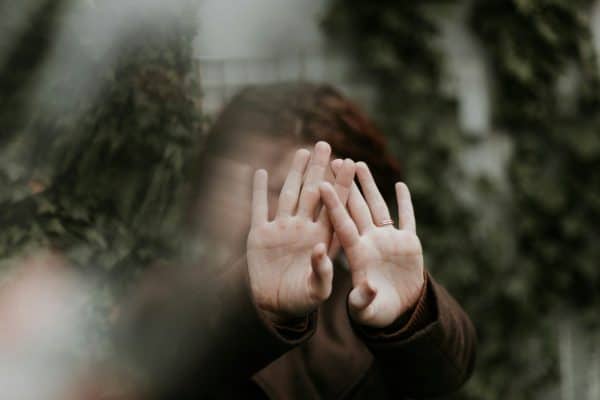 Você baixa o olhar enquanto conversa? A psicologia pode ter descoberto o verdadeiro motivo
