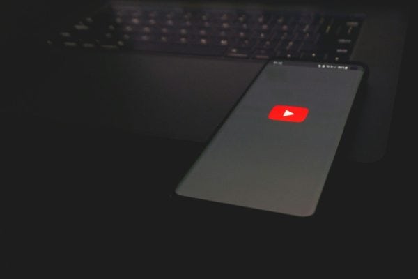 YouTube sofre processo de R$ 100 milhões após vídeos com falsos médicos gerados por IA