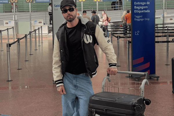 Internautas detonam após Rico Melquiades posar no aeroporto: “Tchau, some”