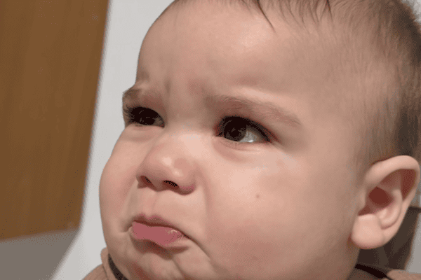 Bebê se emociona ao ouvir a mãe cantar e vídeo fofo encanta internautas
