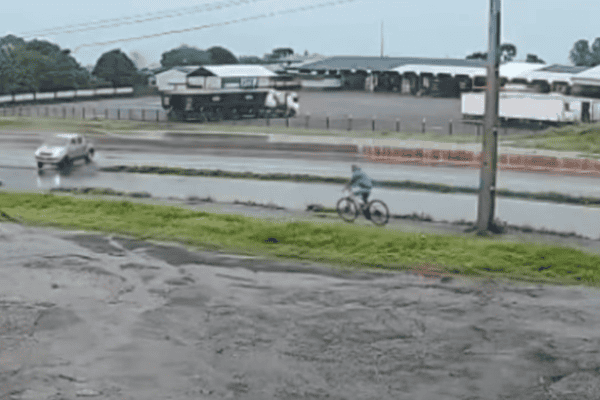 Câmera registra ciclista escapando por pouco de atropelamento no Paraná