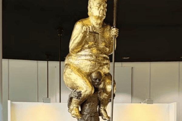 Estátua de Trump nu provoca polêmica e causa alvoroço nos bastidores do Parlamento Europeu