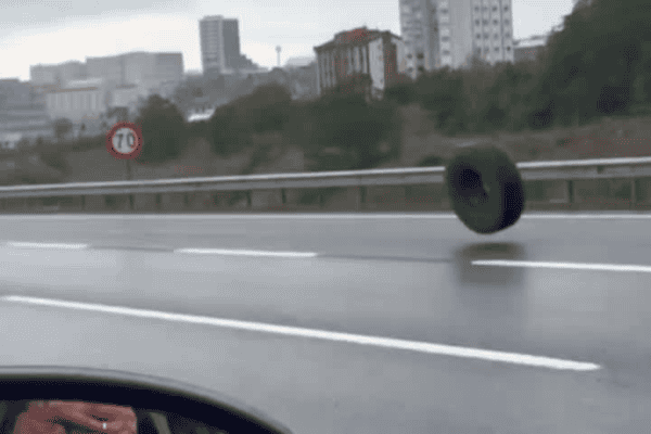 Pneu se solta de caminhão e vira perigo para motoristas na Turquia