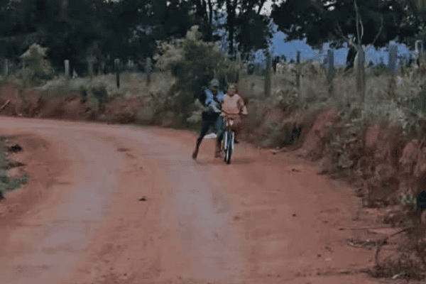 Senhora experimenta bicicleta elétrica pela primeira vez e instrutor se desespera