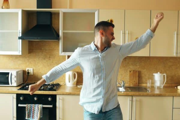 Cancelar planos para ficar em casa pode fazer bem à saúde mental, dizem psicólogos
