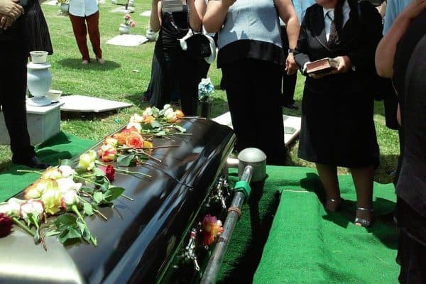 Por que algumas pessoas riem em funerais? A explicação da psicologia surpreende