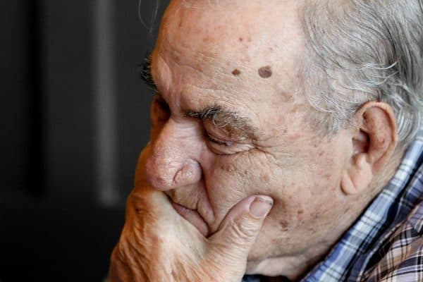 Idosos que cochilam pela manhã podem ter risco de morte 30% maior, aponta estudo