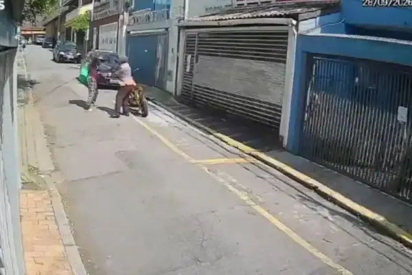 Idosa de 80 anos sofre facada de falso entregador em tentativa de roubo no centro de SP