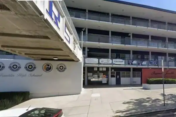 Aluno é agredido em escola e morre ao cair do quarto andar