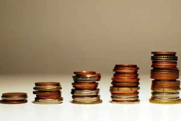 Dólar avança com alta do petróleo e expectativas para o Fed