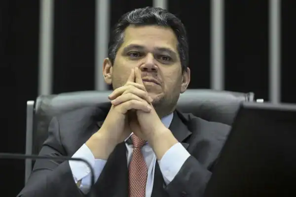 Alcolumbre insere na pauta do Senado PEC da escala 6×1 para 6 de outubro, dois dias após o 1º turno