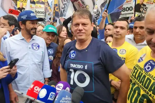 Tarcísio de Freitas encerra campanha em SP e se coloca à disposição de Flávio Bolsonaro