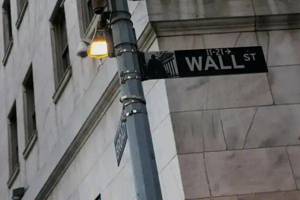 Bolsas de Nova York fecham em alta após payroll reforçar manutenção de juros pelo Fed em outubro