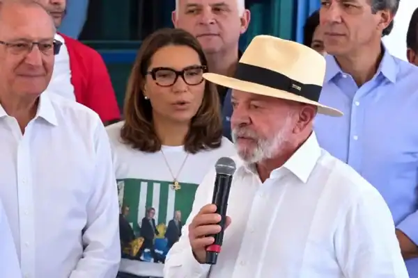 Lula adota tom agressivo e promete derrotar Flávio Bolsonaro em pronunciamento pós-segundo turno