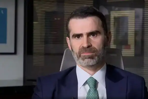 Moro retorna a Brasília e afirma que não deixará o Senado durante a transição