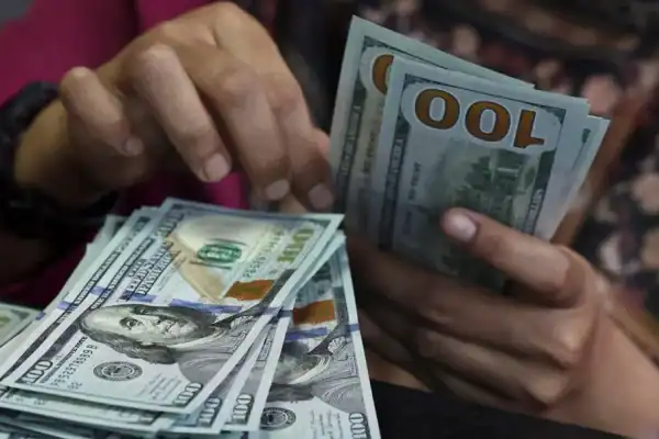 Moedas Globais: dólar sofre leve baixa e devolve parte dos ganhos recentes