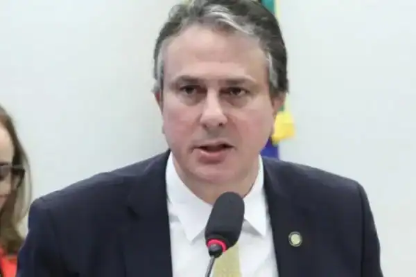 Camilo Santana diz que Flávio Bolsonaro é quem mantém relação pessoal com Daniel Vorcaro