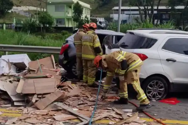 Acidente na BR-393 entre quatro carros e um caminhão deixa cinco mortos e nove feridos
