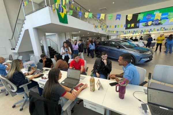 SUVs a combustão perdem mais valor na garagem enquanto híbridos e elétricos desvalorizam menos