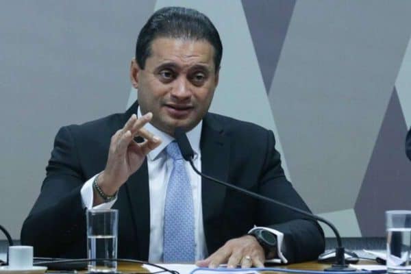 PF abre investigação sobre vazamento de foto de Weverton Rocha em piscina com Centrão