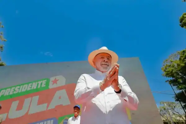Lula promete revolução tecnológica e destaca importância do voto dos idosos em ato na Paulista