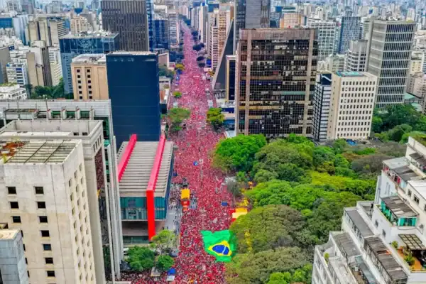 Ato na Avenida Paulista exalta defesa da democracia e repúdio ao fascismo em apoio a Lula