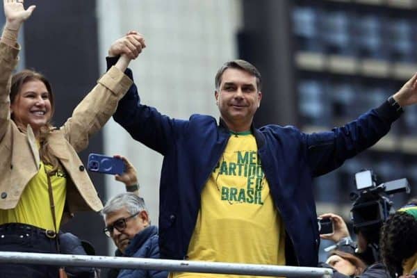 Flávio Bolsonaro recua e confirma participação no debate da Band após Lula garantir presença