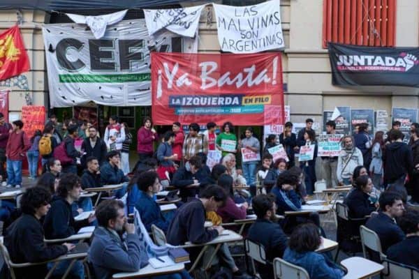 Brasileiros na Argentina lançam ação digital para alertar sobre riscos do modelo econômico de Milei