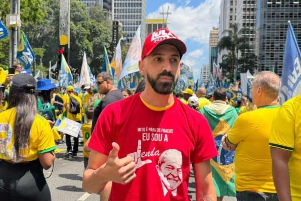 Eleitor de Flávio Bolsonaro veste itens do PT na Paulista para demonstrar acolhimento da oposição