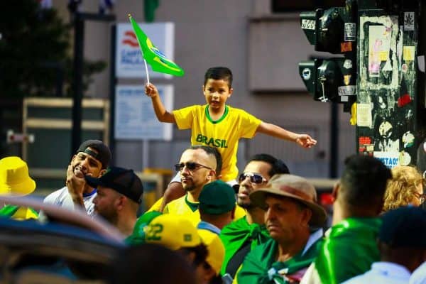 Flávio Bolsonaro faz ato com apoiadores na Avenida Paulista em São Paulo