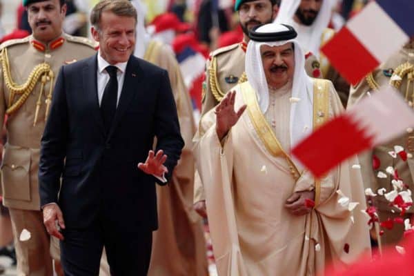 Criticado por viajar durante crise, Macron fecha acordos no Golfo para garantir abastecimento de diesel