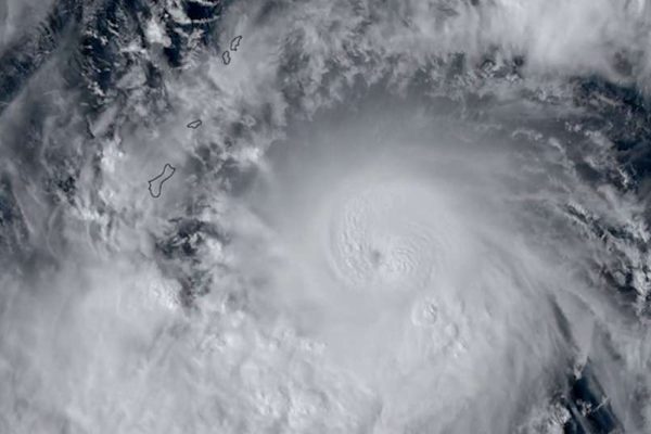 Ciclone monstro atinge 296 km/h e forma enorme olho no Oceano Pacífico
