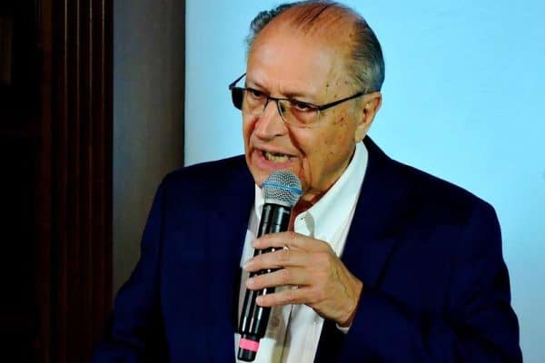 Alckmin confirma Lula em debate da Globo e sugere checagem ao vivo por causa de Flávio