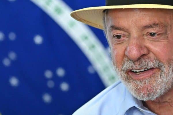 Dólar dispara mais de 10% após vitória de Lula, e Ibovespa interrompe negociações