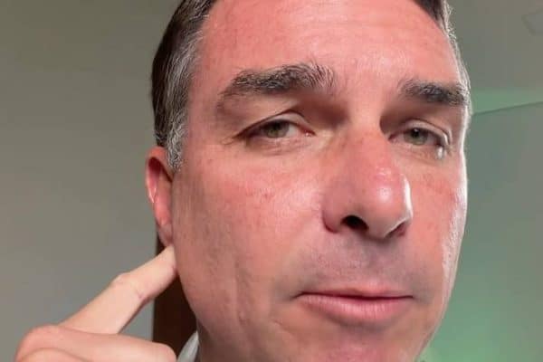 EBC rebate acusações após falha no áudio da propaganda eleitoral de Flávio Bolsonaro