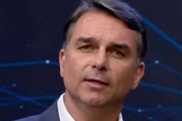 Flávio Bolsonaro vai acabar com o Bolsa Família? Campanha responde após polêmica