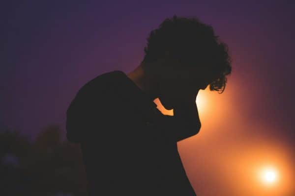 Depressão masculina: por que tantos homens sofrem em silêncio? Psicólogo revela o peso da masculinidade