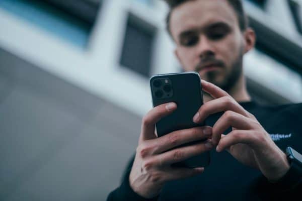 Quase metade das pessoas já foi ignorada por causa do celular — e isso pode afetar até o relacionamento