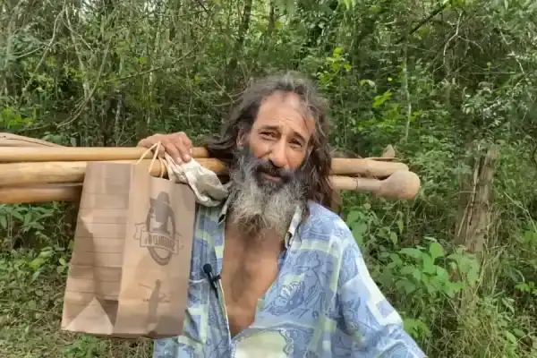 Homem abandona vida urbana e há 20 anos vive isolado entre animais silvestres e mata nativa